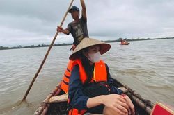 Quảng Trị ngập nặng, lên xe về TPHCM... Thủy Tiên 'quay đầu' cứu trợ tiếp