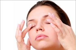 8 sai lầm phổ biến khi sử dụng kem mắt khiến chị em 'xấu tệ'