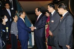 Thủ tướng Nhật Bản Suga Yoshihide và Phu nhân đến sân bay Nội Bài