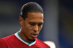 Van Dijk chống nạng rời bệnh viện, Liverpool nhận cú sốc lớn