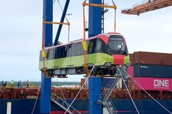 Cận cảnh tàu đường sắt Nhổn - ga Hà Nội cập cảng ở Hải Phòng