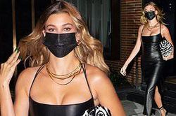 Không nội y, bà xã của Justin Bieber khoe vòng một táo bạo trên phố