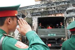 Tang lễ 13 liệt sĩ hy sinh ở Rào Trăng: Đau xé lòng tiễn các anh về đất mẹ