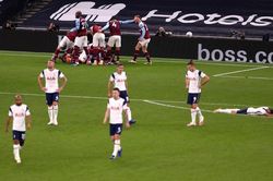 West Ham ghi 3 bàn cuối trận khiến thầy trò Mourinho khóc hận