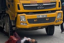 Băng qua đường người phụ nữ bị xe tải cán nát chân trên Quốc lộ 1A