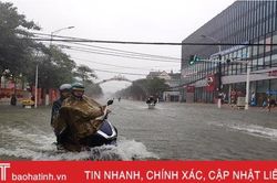 Phần lớn tuyến đường ngập sâu, người dân TP Hà Tĩnh bì bõm di chuyển về nhà