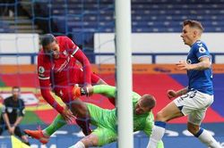 Van Dijk phải nghỉ thi đấu hết mùa do chấn thương nặng