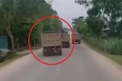 Clip: 2 tài xế xe ben đánh võng, rượt đuổi nhau trên đường khiến cư dân mạng 'lắc đầu ngao ngán'