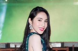 Thủy Tiên từng gây tranh cãi vì váy áo táo bạo từ sân khấu tới thảm đỏ, Công Vinh chưa một lần khó chịu