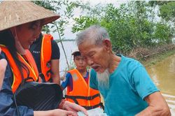 Thủy Tiên đi cứu trợ quên ăn quên uống, không dám nghe máy của Công Vinh