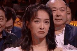 Thái độ 'coi thường' của Tống Thiến gây sốc khi thấy Triệu Lệ Dĩnh lên sân khấu trao giải Kim Ưng