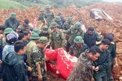 Tìm thấy 12 thi thể trong vụ sạt lở ở Quảng Trị: Xới từng mét đất tìm 10 nạn nhân còn lại