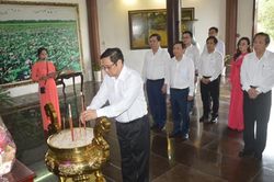Trưởng Ban Tổ chức Trung ương Phạm Minh Chính viếng, dâng hoa, dâng hương Cụ Phó bảng Nguyễn Sinh Sắc