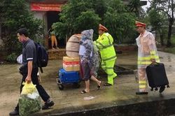 CSGT nỗ lực giúp dân sau sự cố đường sắt gián đoạn
