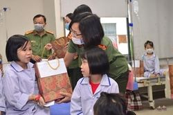 Mang yêu thương sưởi ấm các bệnh nhi khó khăn