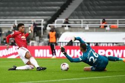 Bruno Fernandes trượt penalty, Man Utd nhọc nhằn đánh bại Newcastle
