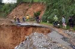 Quảng Trị: Điều 2 trực thăng thả lương thực xuống làng có 6 người bị vùi lấp