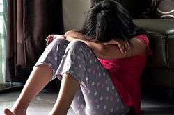 Thường ngủ cùng con trai nhỏ trong phòng riêng, người vợ không ngờ chồng mình âm thầm thực hiện hành vi bệnh hoạn sau lưng cô suốt hơn 20 năm