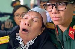 Người thân khóc ngất trong lễ truy điệu 13 cán bộ, chiến sĩ hy sinh ở Rào Trăng 3