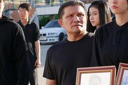 Trước khi mất, mẹ tôi rút một phong bì dưới chiếu và để lại lời trăng trối khiến tôi hận vợ chồng anh trai thấu xương