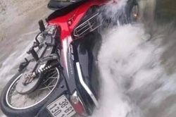 Hà Tĩnh: Người đàn ông bị lũ cuốn trôi khi cố đi xe máy qua đập tràn