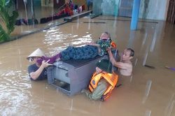 Quảng Bình: Dầm mình trong đêm để cứu dân