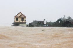 Lũ lớn kỷ lục, hàng nghìn ngôi nhà ở Quảng Bình chìm trong biển nước