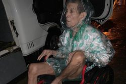 Chạy xe xuyên đêm cứu bà bầu, người già giữa lũ lụt ở Quảng Trị