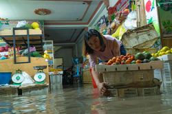 Triều cường đạt đỉnh, dân TP.HCM bì bõm lội nước