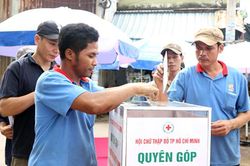Xếp hàng dài quyên tiền hỗ trợ miền Trung