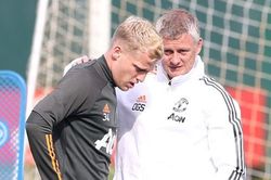 Tin bóng đá MU 19/10: Solskjaer gửi thông điệp cho Van de Beek. MU nhắm 'Luis Figo mới'
