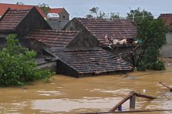 Quảng Bình: 100.000 ngôi nhà bị ngập sâu trong lũ, giải cứu 20 người trong xe khách bị lũ cuốn trôi