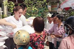 Ngọc Trinh ủng hộ... sao không kêu gọi vì miền Trung như Thủy Tiên?
