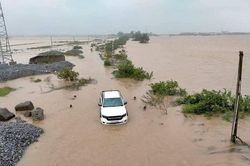 Lũ lớn, 53.000 hộ dân miền Trung ngập chìm trong nước