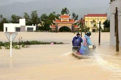 Lãnh đạo Lào và Thái Lan gửi điện thăm hỏi về lũ lụt tại miền Trung Việt Nam