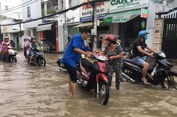 Áo xanh tình nguyện giúp dân vượt qua 'biển nước'