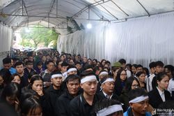 Đồng đội, người dân Nghệ An đón 4 liệt sĩ hy sinh ở Rào Trăng 3 trở về quê hương