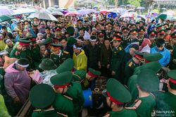 Hàng nghìn người đội mưa dự lễ an táng 3 quân nhân Nghệ An hy sinh khi cứu nạn ở Rào Trăng 3