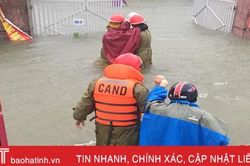 Công an Hà Tĩnh đưa sản phụ vượt lũ đến bệnh viện sinh con