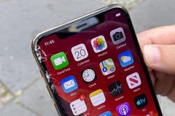 Sửa màn hình iPhone 12 đắt ngang mua một chiếc smartphone mới