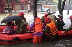 Công an Hà Tĩnh vượt lũ giúp các bệnh nhân và sản phụ