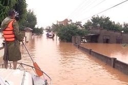 Tiếp tục khẩn trương ứng cứu, giúp đỡ người dân trong vùng đỉnh lũ