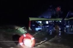 Xe khách bị cuốn trôi ở Quảng Bình: Hành khách được giải cứu, sức khỏe ổn định