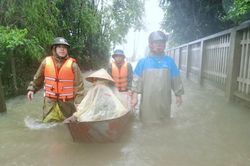 Các tỉnh Trung Bộ khẩn trương ứng cứu, di dời hàng nghìn hộ dân bị ngập sâu