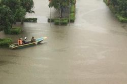 Người dân Hà Tĩnh thức trắng đêm chống lũ, nhiều địa phương chìm trong biển nước