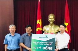 Vietcombank ủng hộ 11 tỷ đồng hỗ trợ cán bộ, chiến sỹ và đồng bào miền Trung
