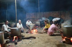 Người dân Đắk Lắk trắng đêm nấu bánh chưng ủng hộ bà con vùng lũ miền Trung