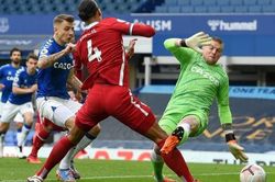 Pickford không bị phạt sau pha vào bóng với Van Dijk