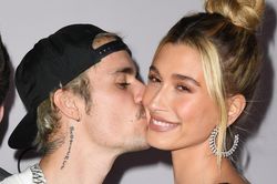 Hailey xăm tên Justin Bieber lên ngón tay áp út