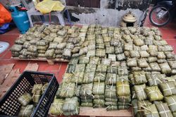Người Hà Nội gói bánh chưng gửi đồng bào miền Trung